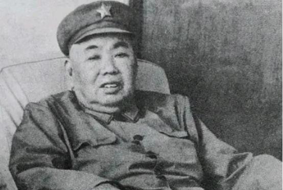 1957年，老八路徐永卿到南京看望当年的老首长，可坐公交车时，他发现了一人很面熟