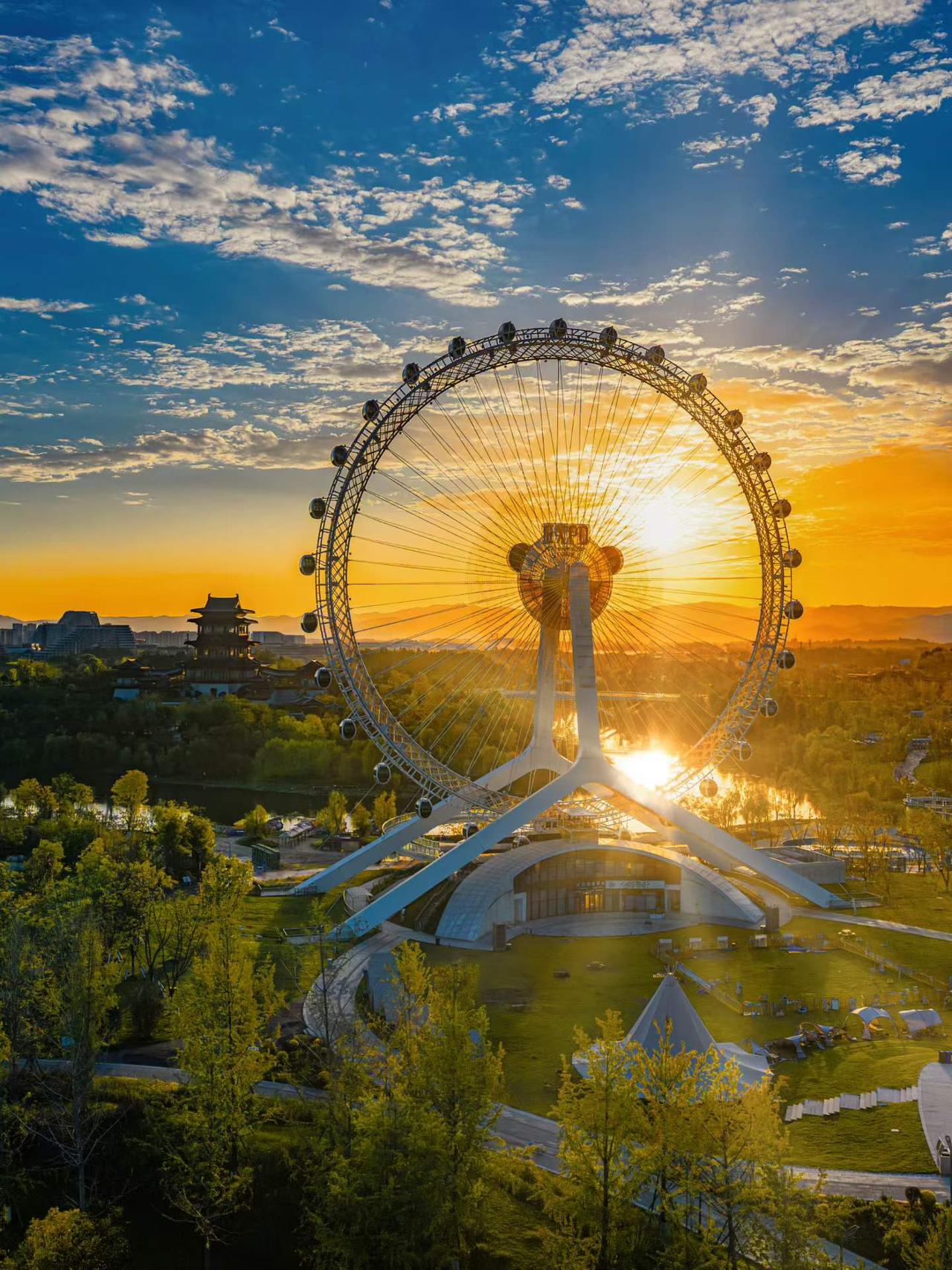 昨晚成都世博园漂亮的落日熔金高调呈现！！！
图文原创：蜀佬
秋日生活打卡季