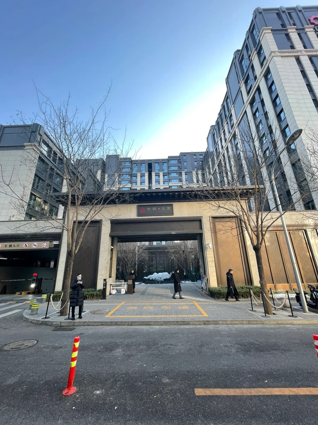 老板房子太多了，也不住，就空着，卖了算了