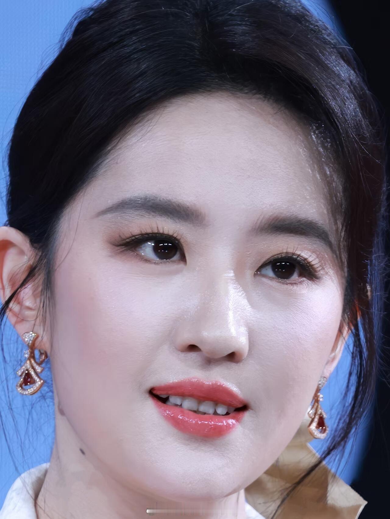 这才是现实里看到的刘亦菲 