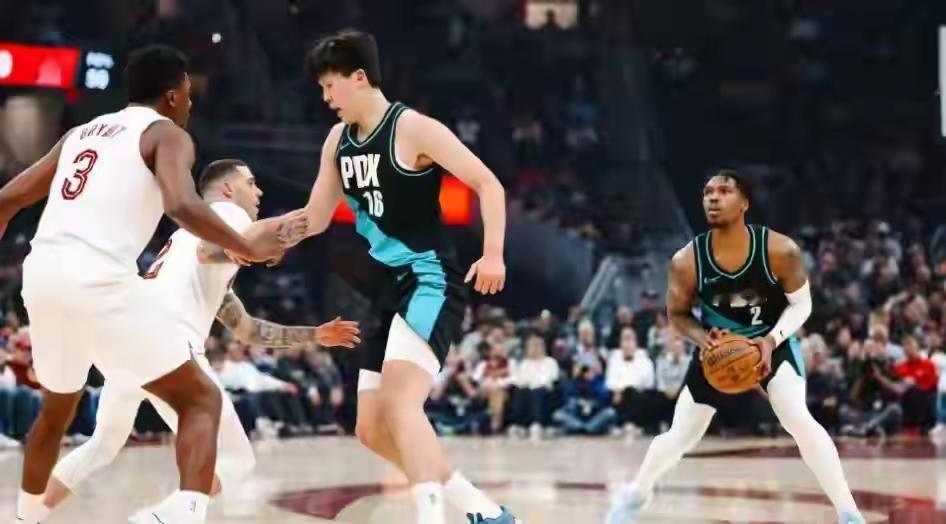 关注杨瀚森，关注杨瀚森在NBA常规赛的比赛。开拓者客场挑战骑士，中国球员杨瀚森在