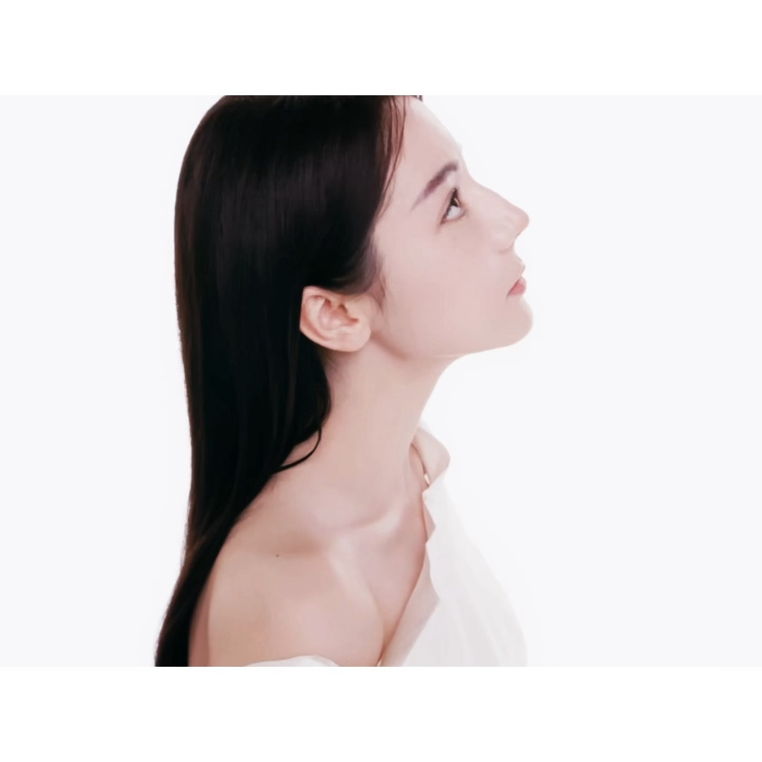 迪丽热巴芭莎 迪丽热巴很完美的骨相！赏心悦目的美～