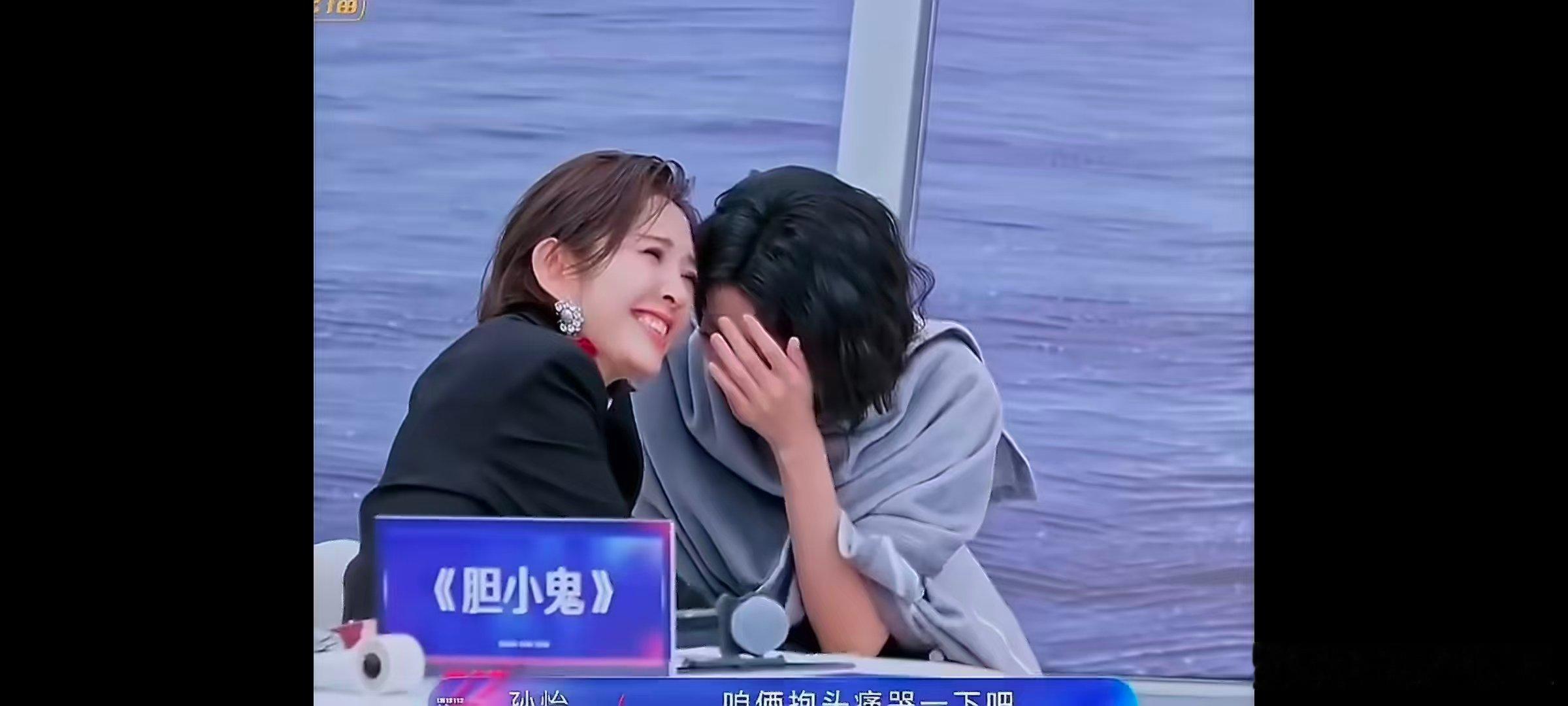 张若昀看完在家里急得团团转浪姐旅程交到一堆贴心姐妹，唐艺昕人缘超好，张若昀在家怕