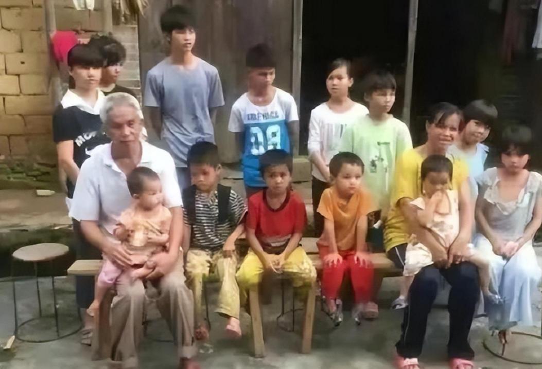 广西第一猛男！1994年，49岁梁二将19岁女工友带回村，随后两人开始疯狂造人，