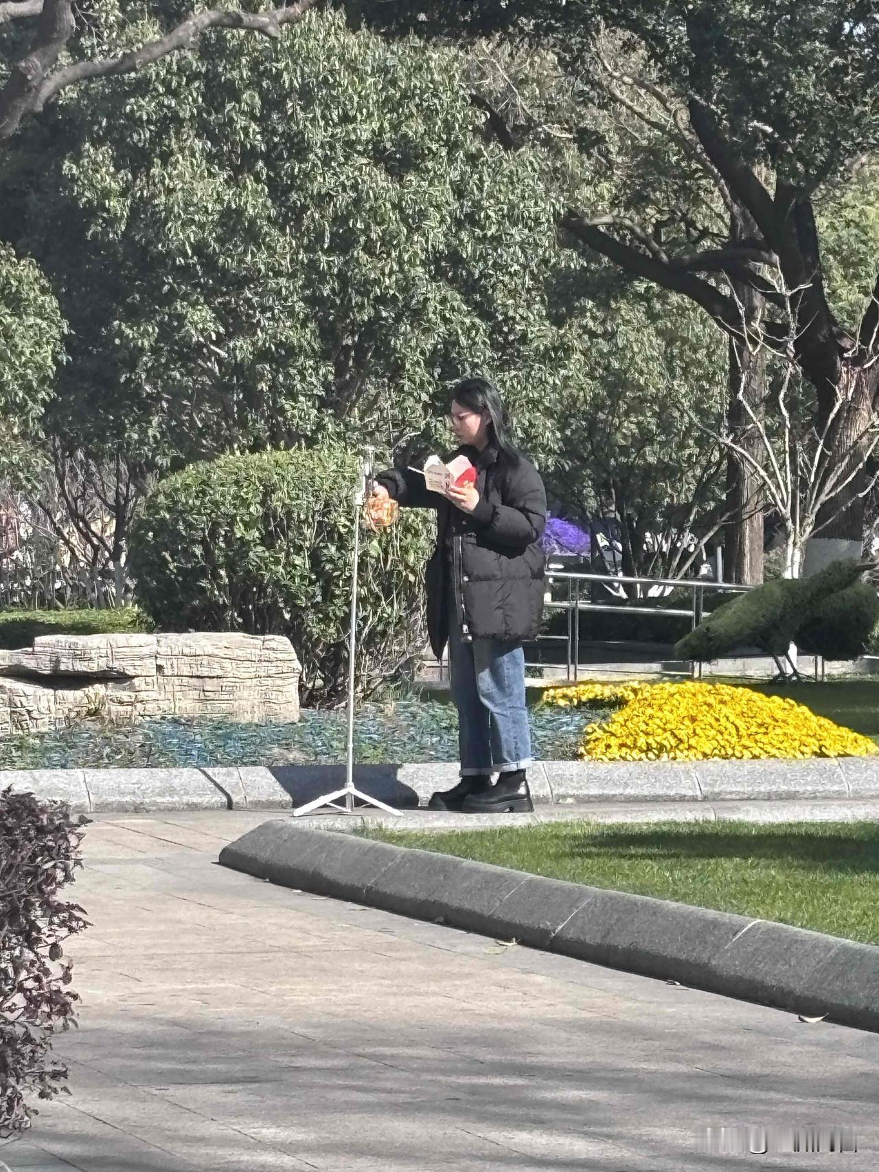 随时随地大小播！现在这种情况真的是太普遍了。

老年人在公园里都是跳舞、做操、下