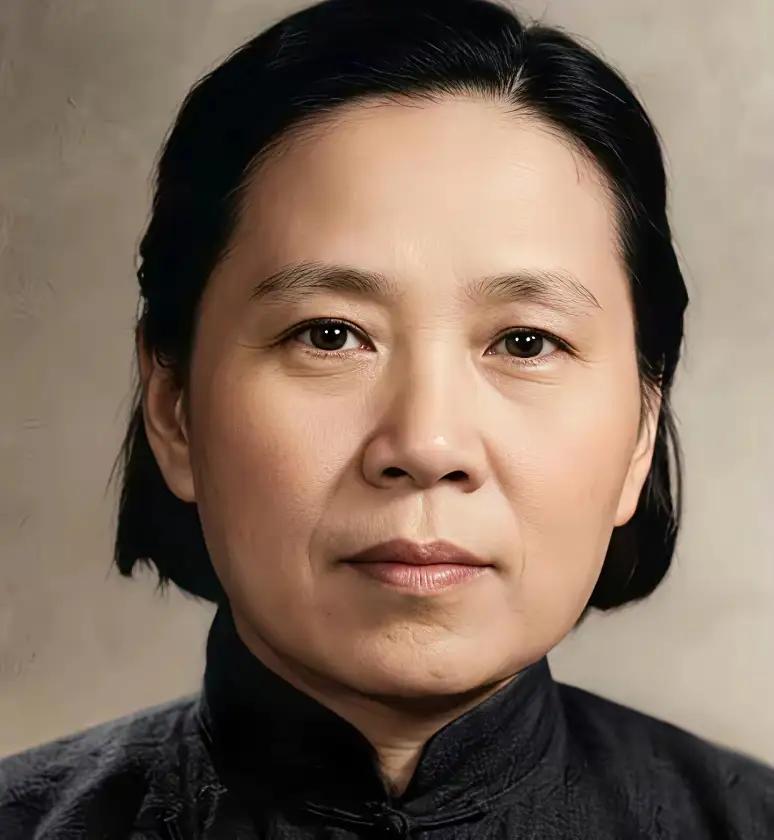 新中国成立后的一天，陈赓费尽周折，找到了一名30多岁的女子，紧紧握住女子的手说：