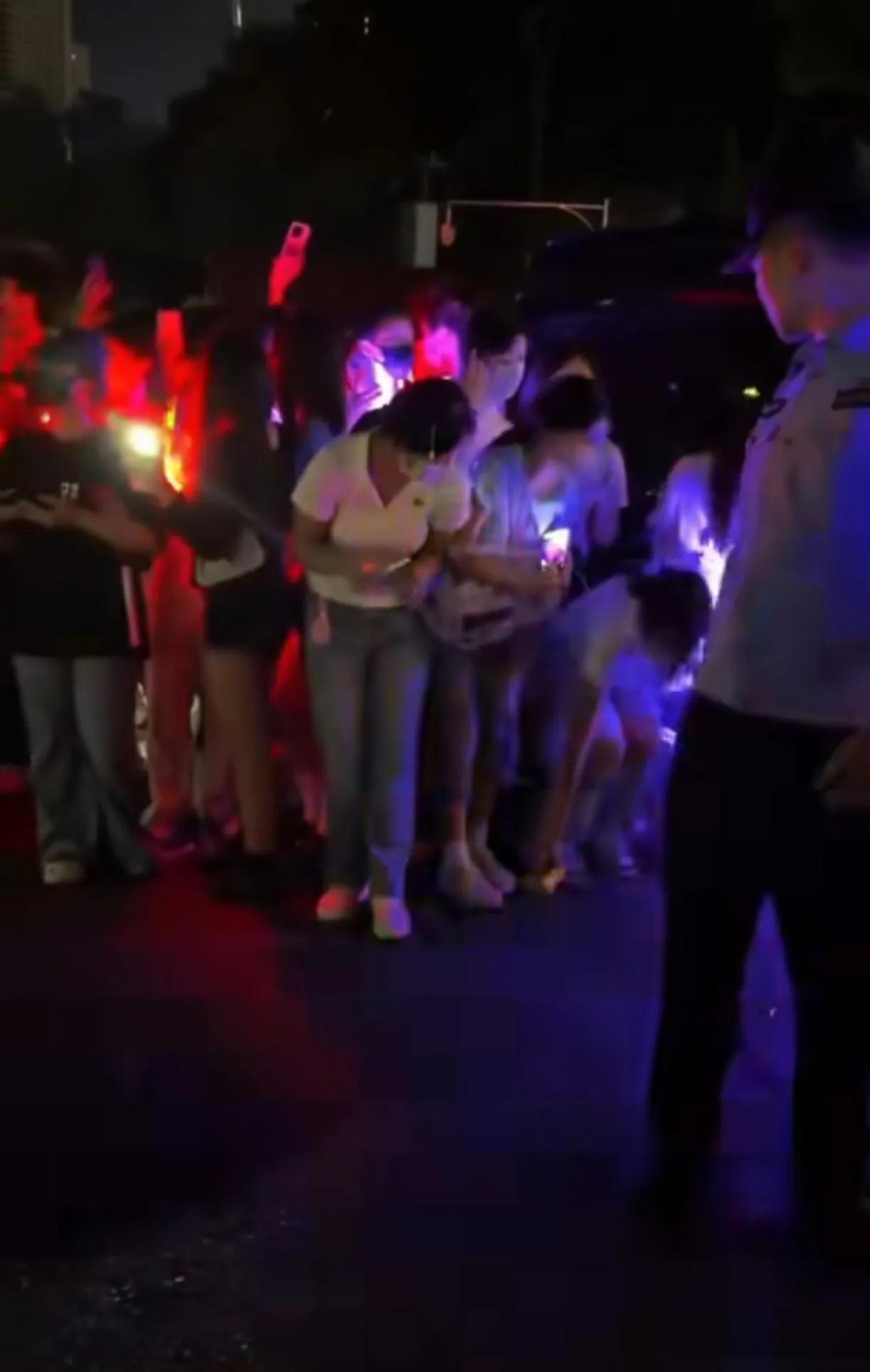 重庆泼水“重男轻女”？
其实到从视频看不出前因后果，女生脚下为何突然有一瓶🧃，