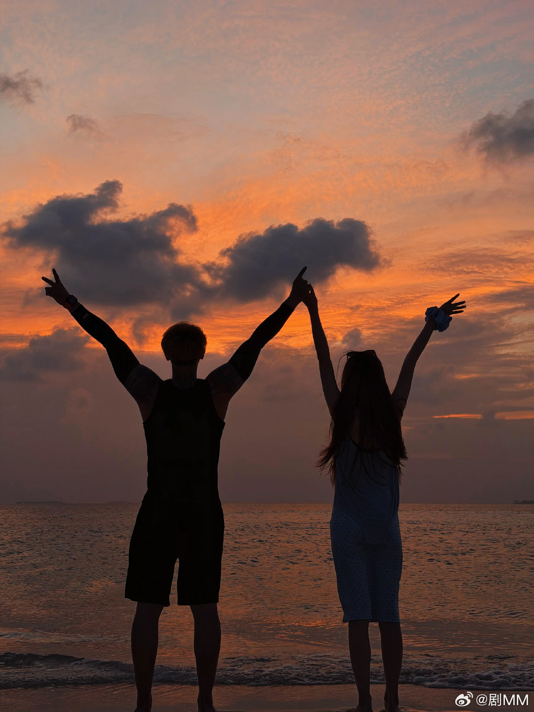 黄子韬徐艺洋海边合照徐艺洋晒与黄子韬海边合照黄子韬徐艺洋海边合照，徐艺洋吊带裙配