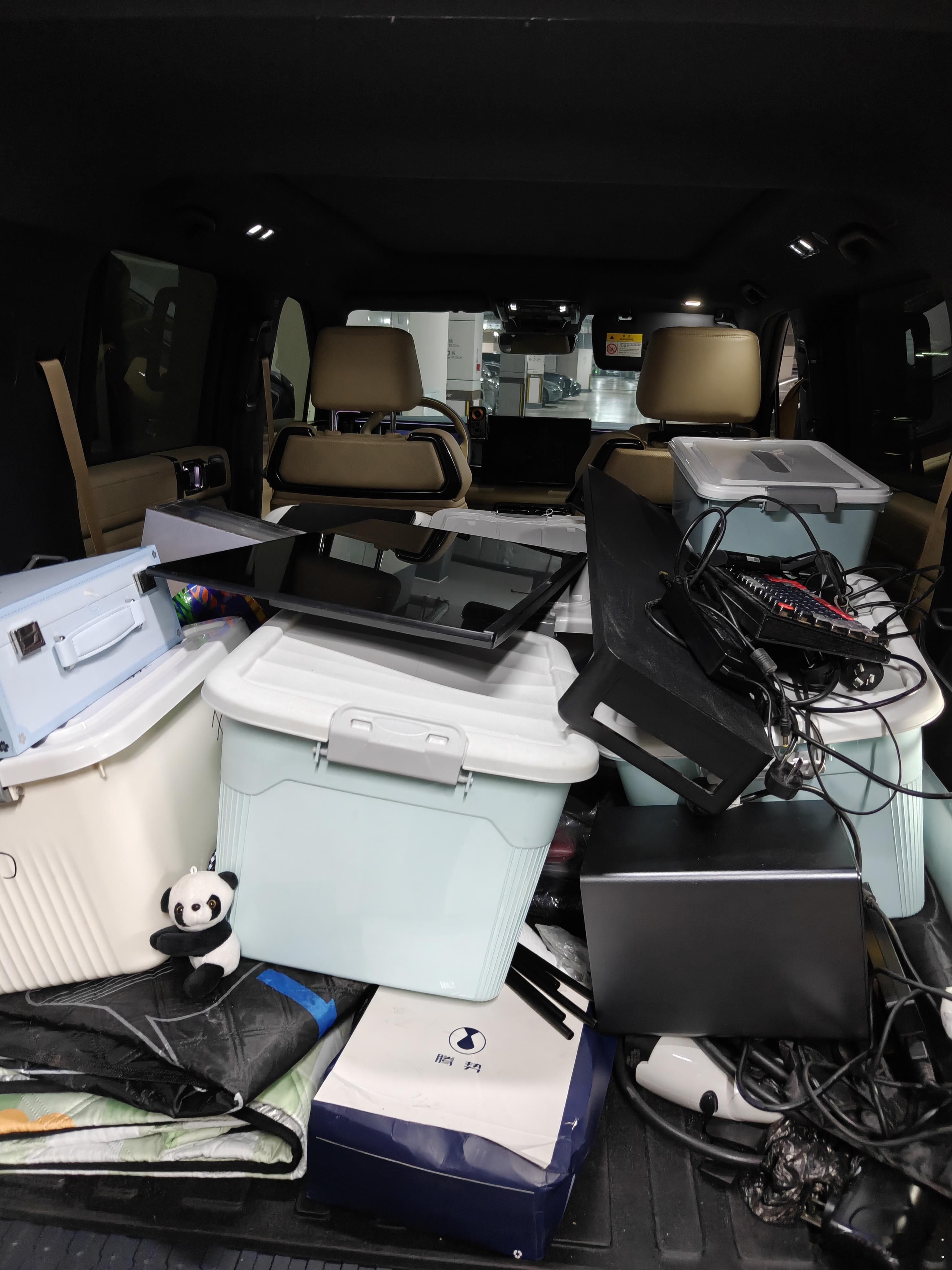 今天又开始搬家，俺消费降级了，不舍得叫搬家公司，就自己一趟一趟用豹5搬，好在放倒