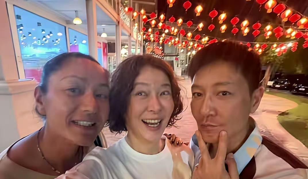 两位李亚鹏前女友，今年一起在泰国过年。
旁边还坐着她们的共同好友李宗翰。
冬阴功