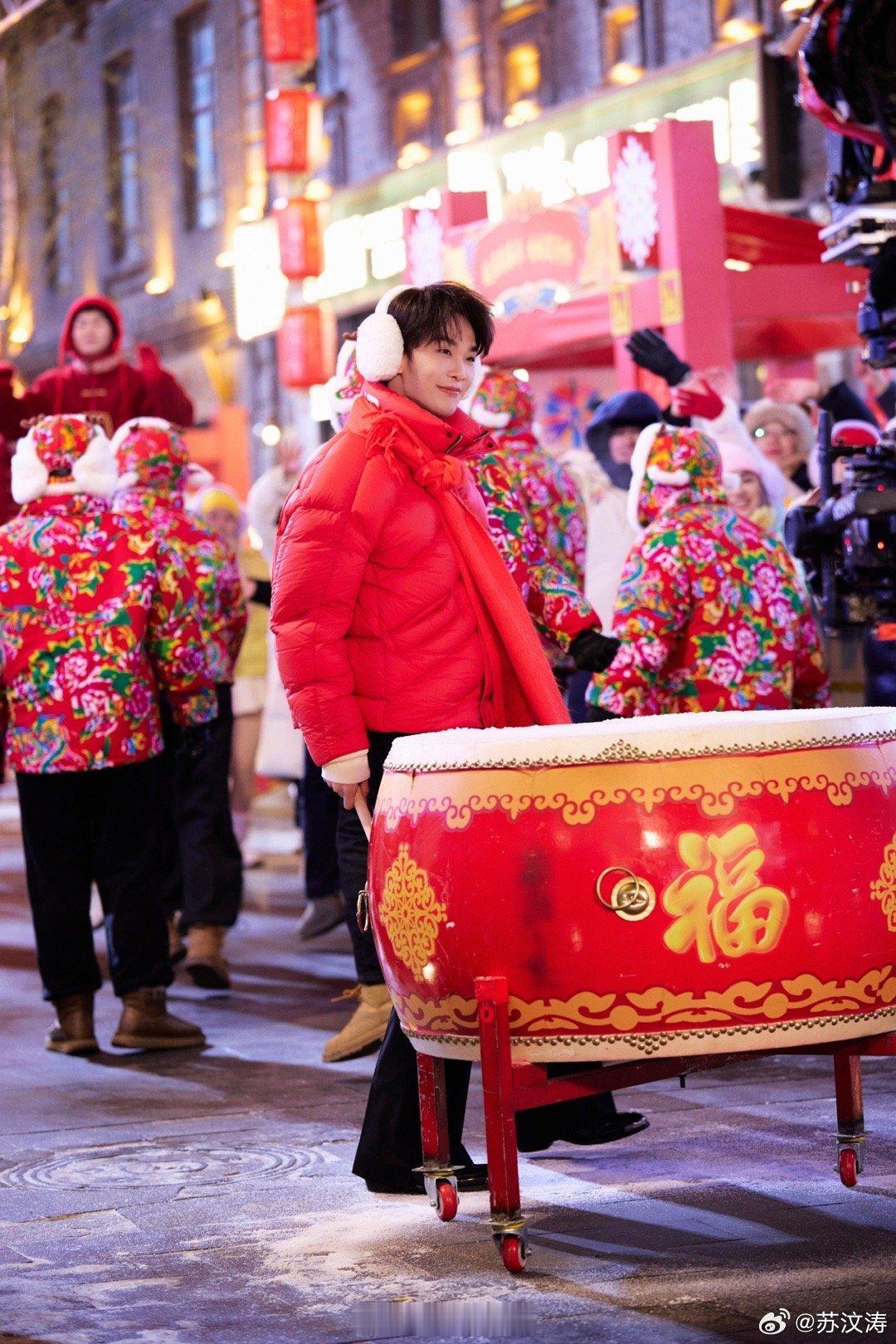 王赫野东北福娃 可爱在野性面前不值一提！这身穿搭，这敲鼓架势，活脱脱一个用节奏拜