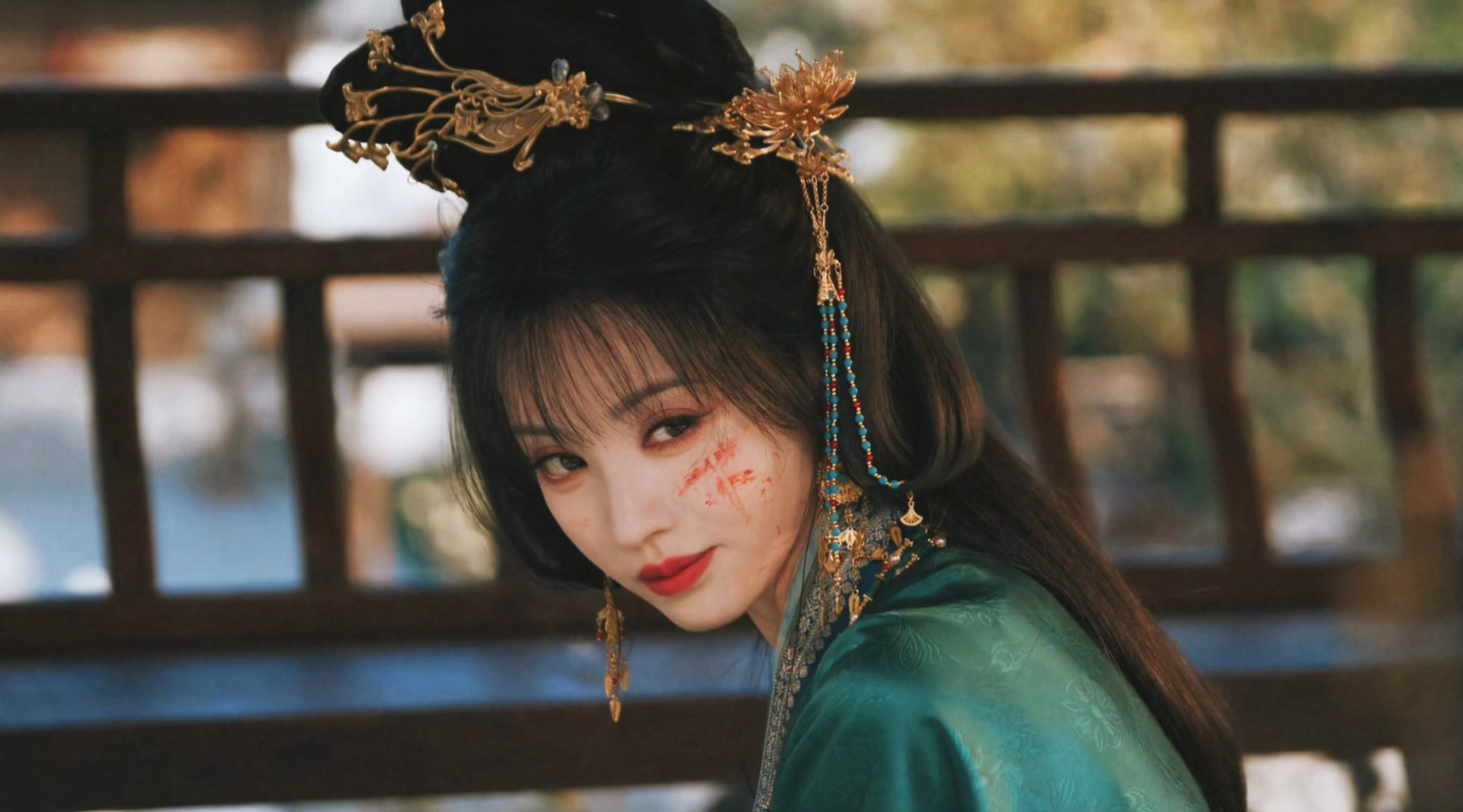 田曦薇在《嫁金钗》一人分饰两角，君黛那股恶女气场冲击力十足。凌厉的眼神，锋芒满满