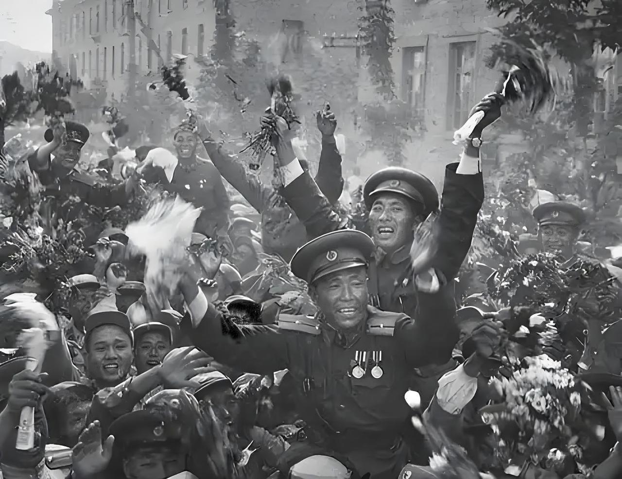 今天比较特别，因为今天是小岛回家八十年，也是雄赳赳气昂昂跨过鸭绿江七十五周年。这