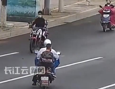 “这下后悔了吧！”近日，湖北鄂州，一人骑电动车上班，因赶时间，速度便快了些，没想