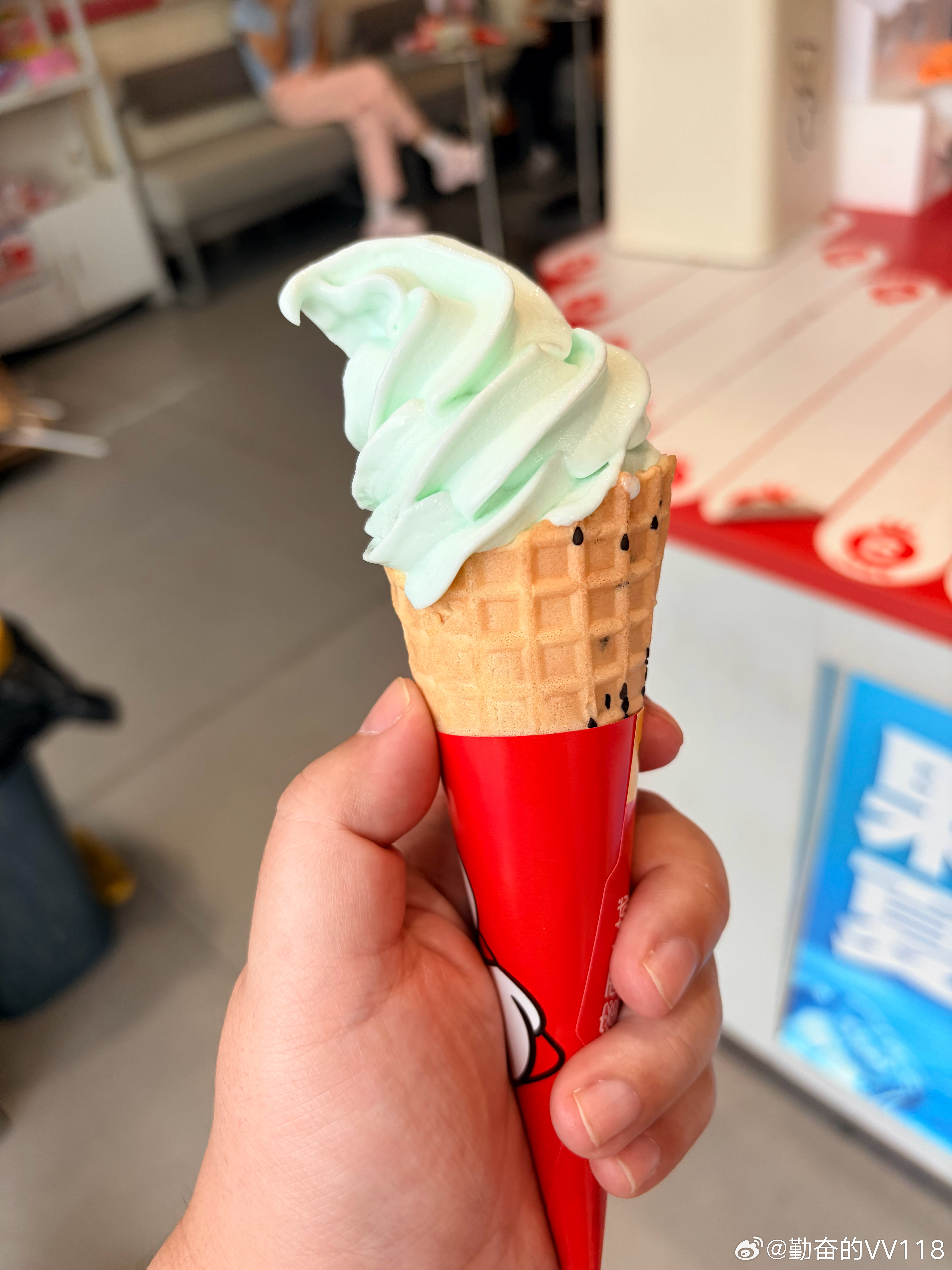 下班回来更想把胡萝卜送回龙岗了。他今天又吃了三个雪糕。这还不算，他把我买的、我喜