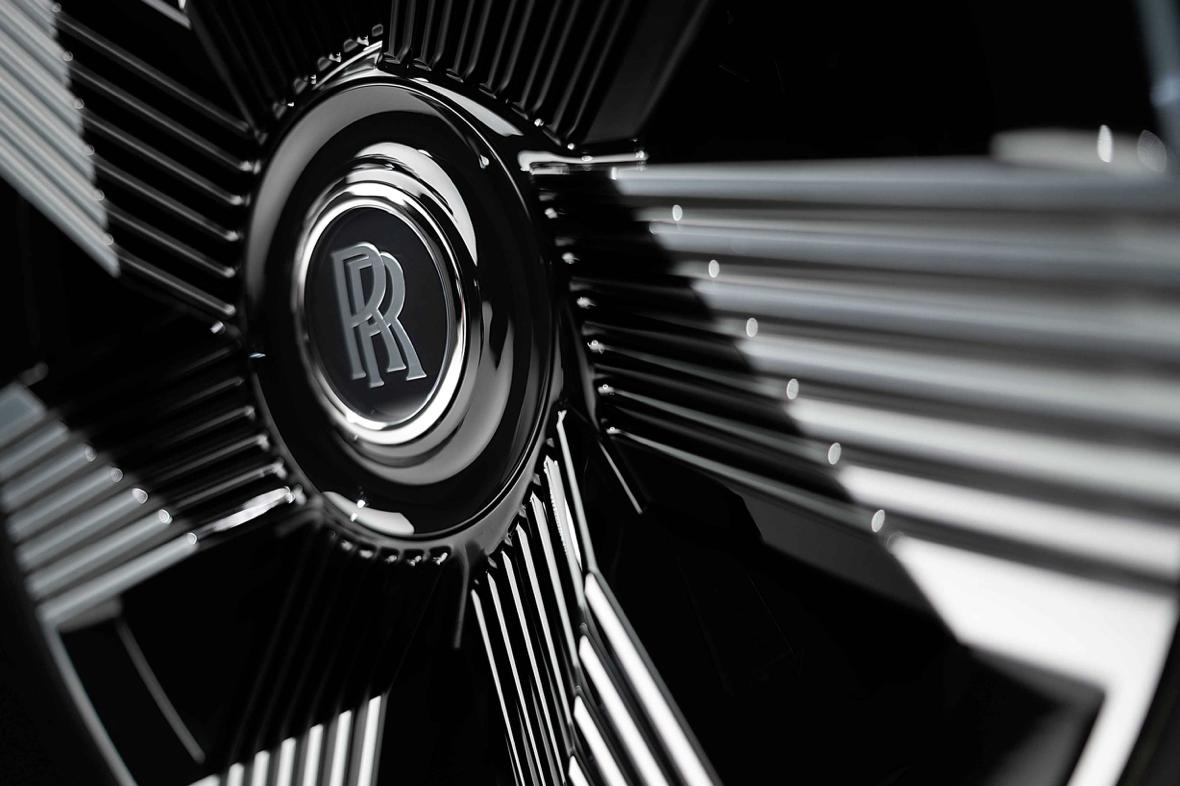 劳斯莱斯在电动化上调转船头
2022年，劳斯莱斯发布首款纯电动车型Spectre