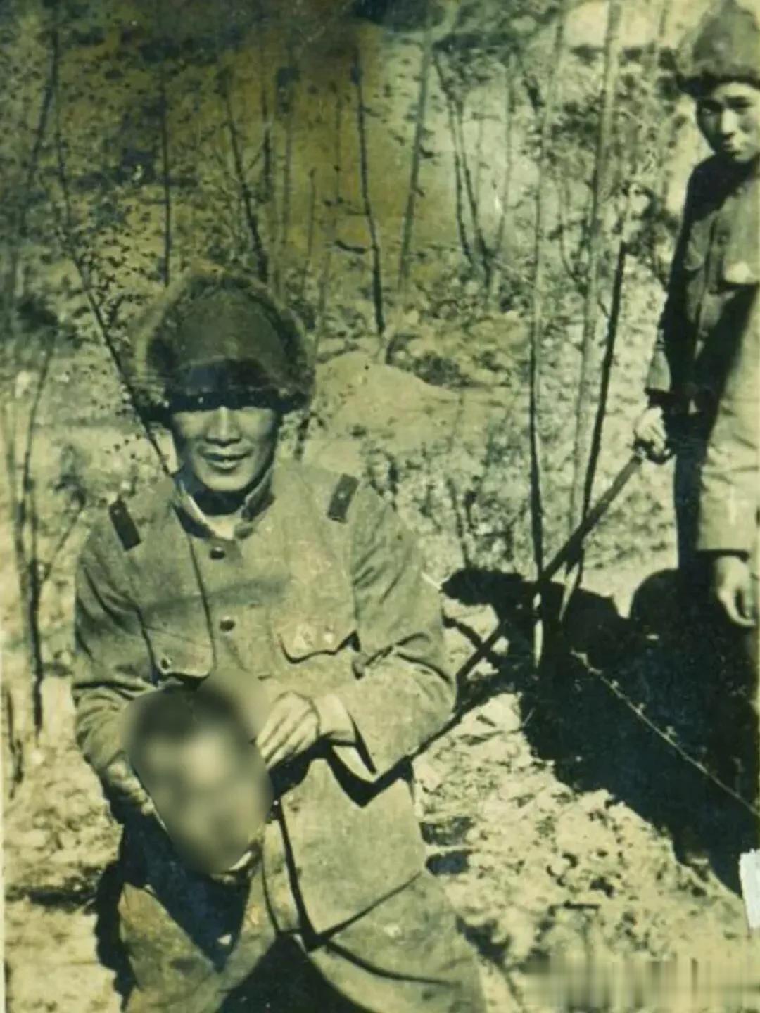 1939年，一名日本士兵将东北抗联战士杀害后，将其头颅砍下，并让同伴为其拍照寄回