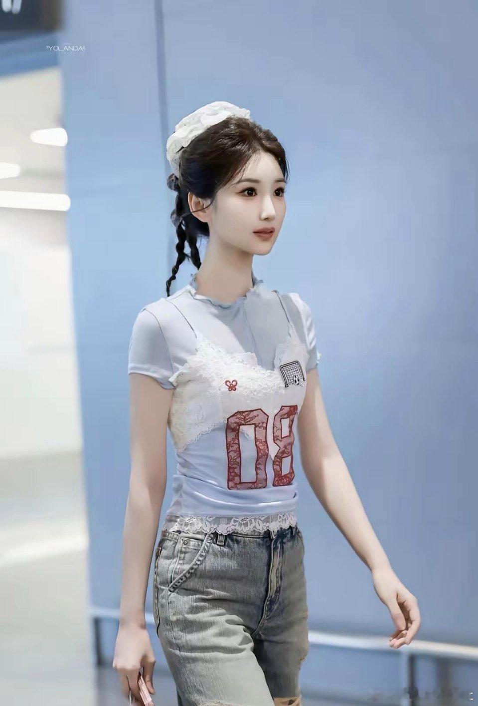 毛晓彤状态在线！38岁依旧灵动甜美，麻花辫造型元气满满，精致长相少女感十足，完全