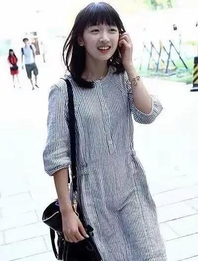 其实周冬雨一点儿也不普，她虽没有让人惊艳的容颜，但她有让人难忘的味道，那就是文艺