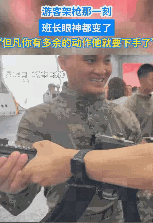 山东舰驻香港开放日，在枪械展厅，一位戴着渔夫帽的小姐姐如此娴熟的操枪动作，而且还