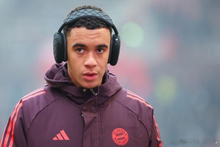 穆西亚拉这位拜仁慕尼黑的超级球星在世俱杯四分之一决赛（0-2负于巴黎圣日耳曼）中