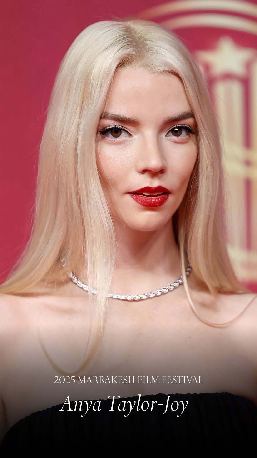 安雅·泰勒-乔伊亮相马拉喀什电影节，佩戴Tiffany珠宝优雅亮相。作为品牌全球