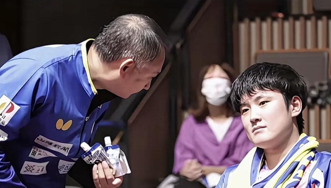 “你闭嘴！”
这三个字从张本智和嘴里吼出来，砸向的不是别人，正是把他一手栽培起来