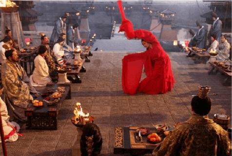 武都之战，刘备所部大败。

为庆祝胜利，曹洪命令大摆酒宴，席间还让歌伎穿着暴露的
