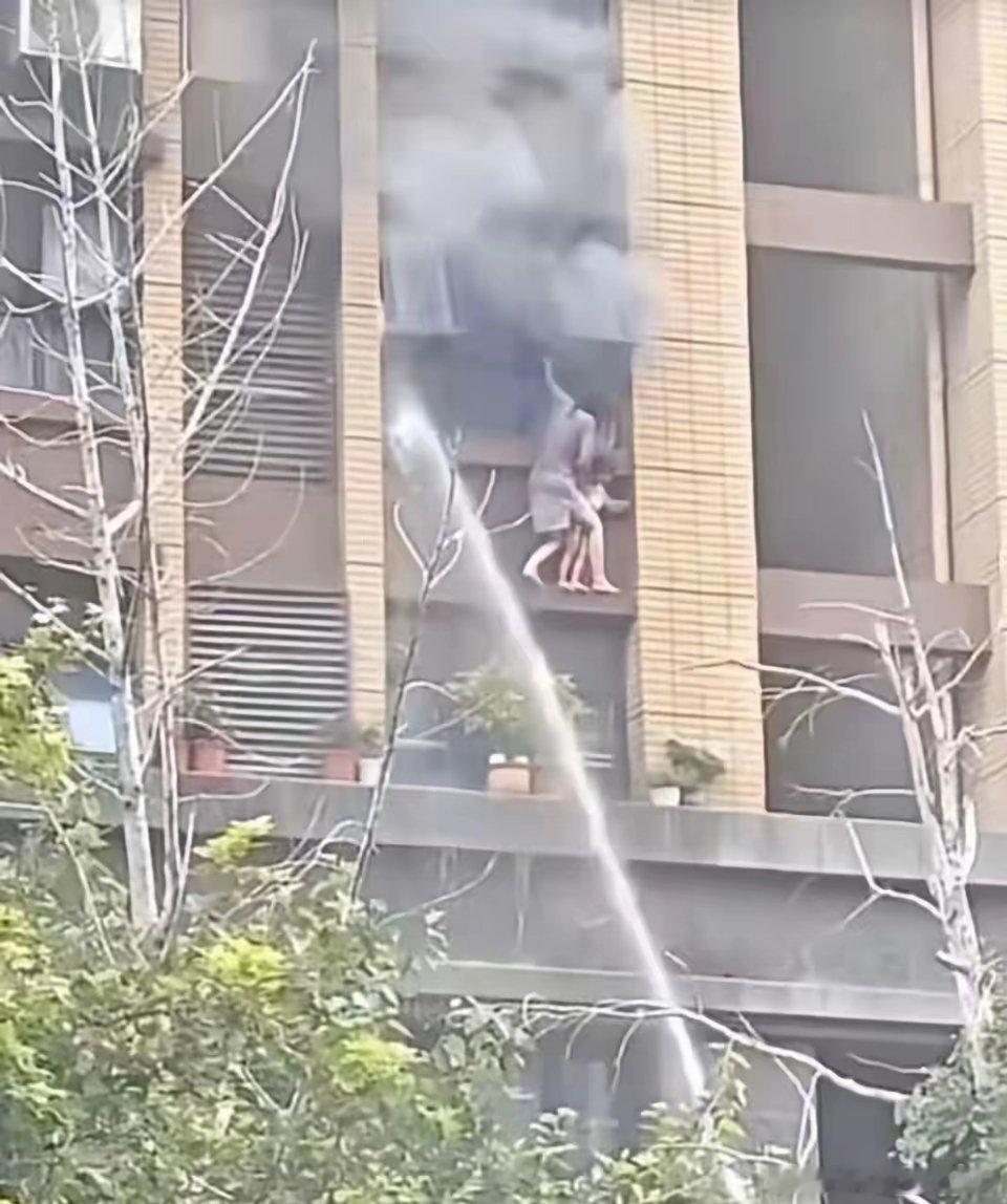 江苏连云港一小区，仅四五楼的高度，母女俩未成功获救身亡，大人也昏迷进了iCU，在