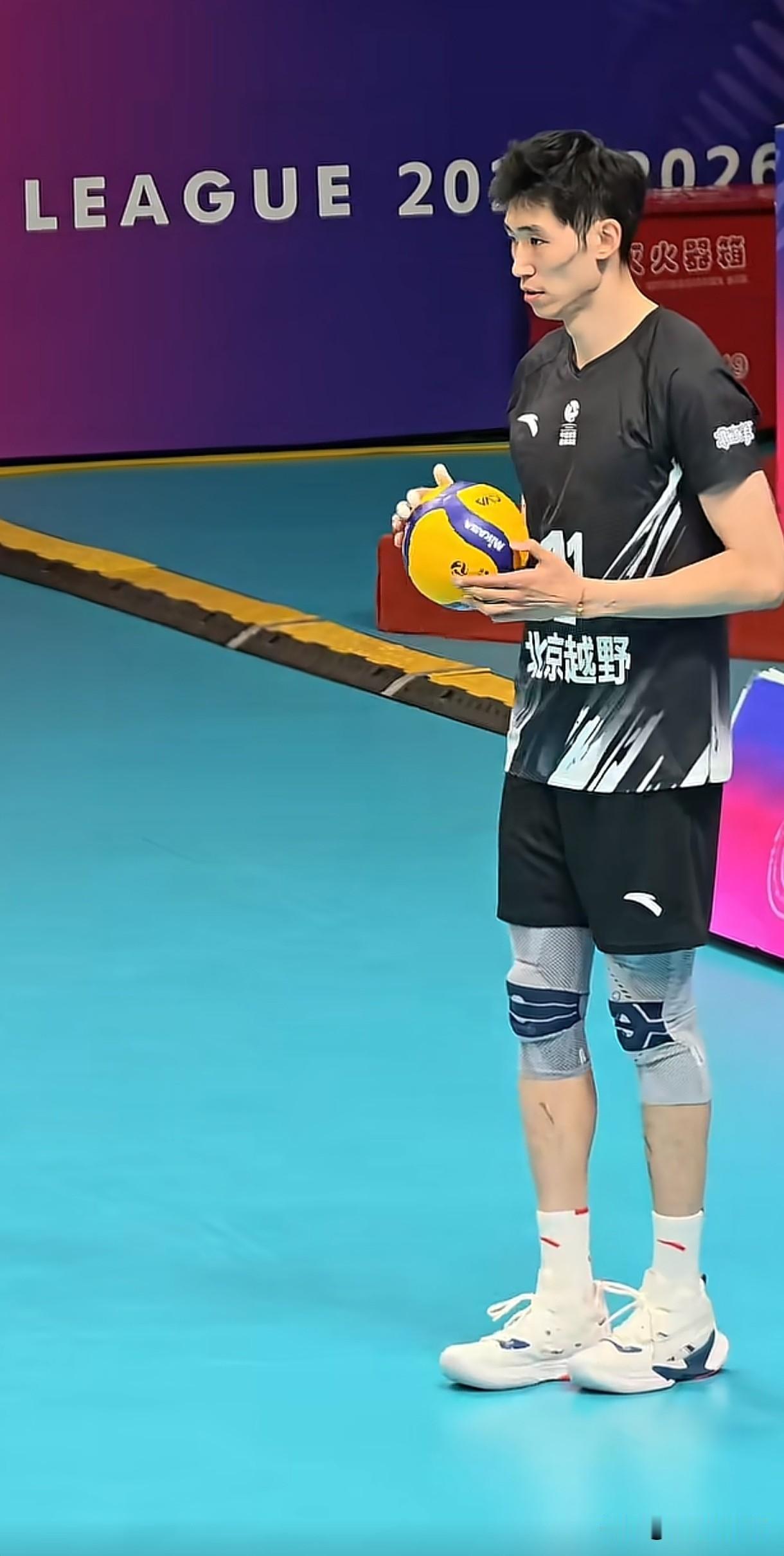 中国男排队长江川暴瘦！坐镇主场的北京男排0-3惨遭河北队血洗，队长江川披挂上阵拿