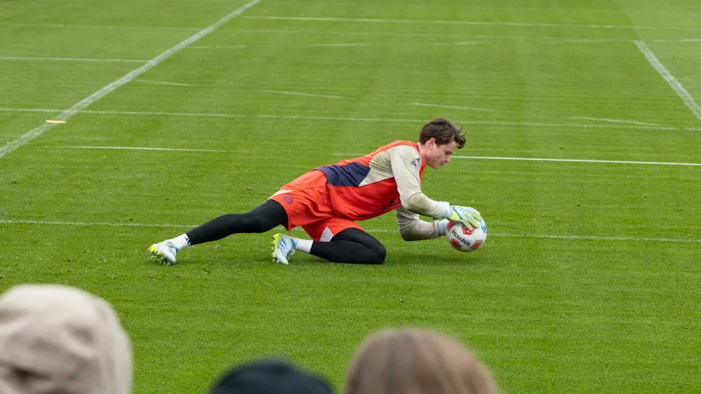 上周因轻微关节囊伤势离开国家队集训营的乌尔比希今天与门将助理教练Andreas 