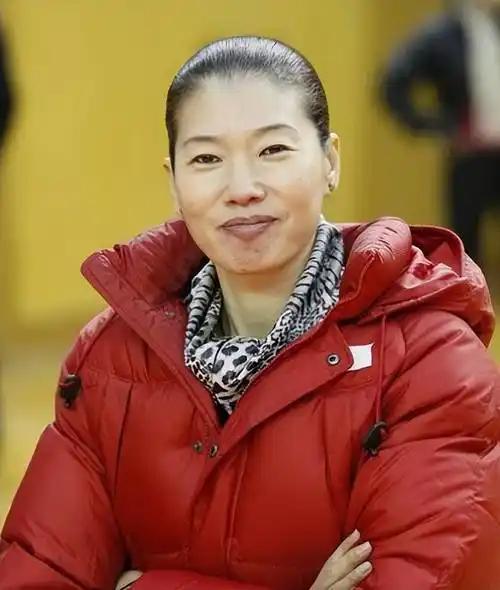 她曾是中国女篮的钢铁防线，哪料丈夫付伟突发疾病离世，她悲痛欲绝。5年后，44岁的
