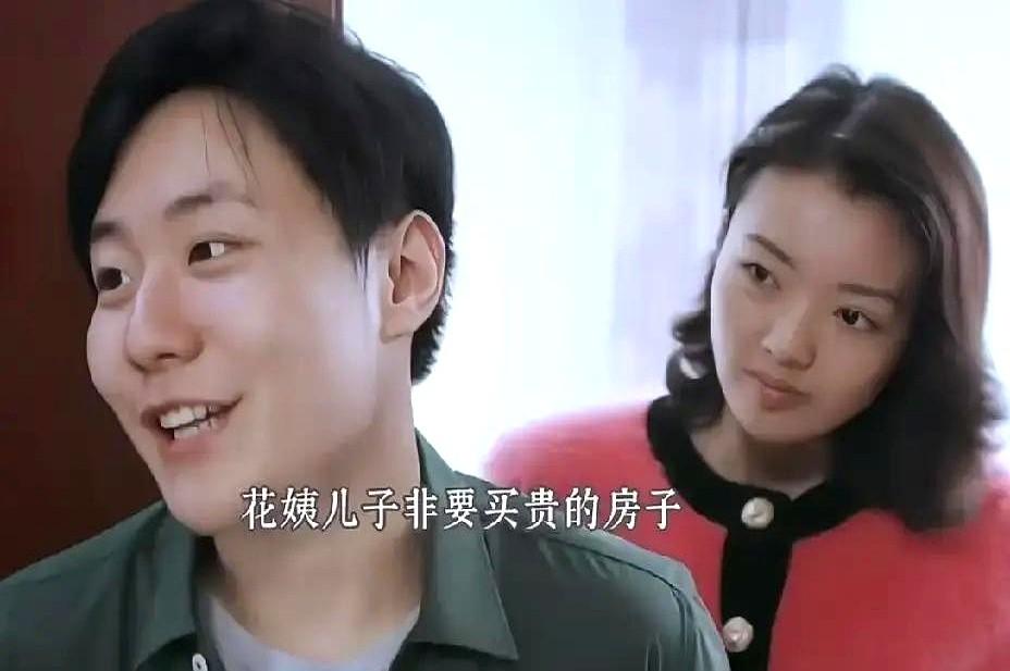 花彩香推了十几年凉皮车，一碗一碗攒出8万块，给儿子张浩在省城。
儿子拿着这钱买了
