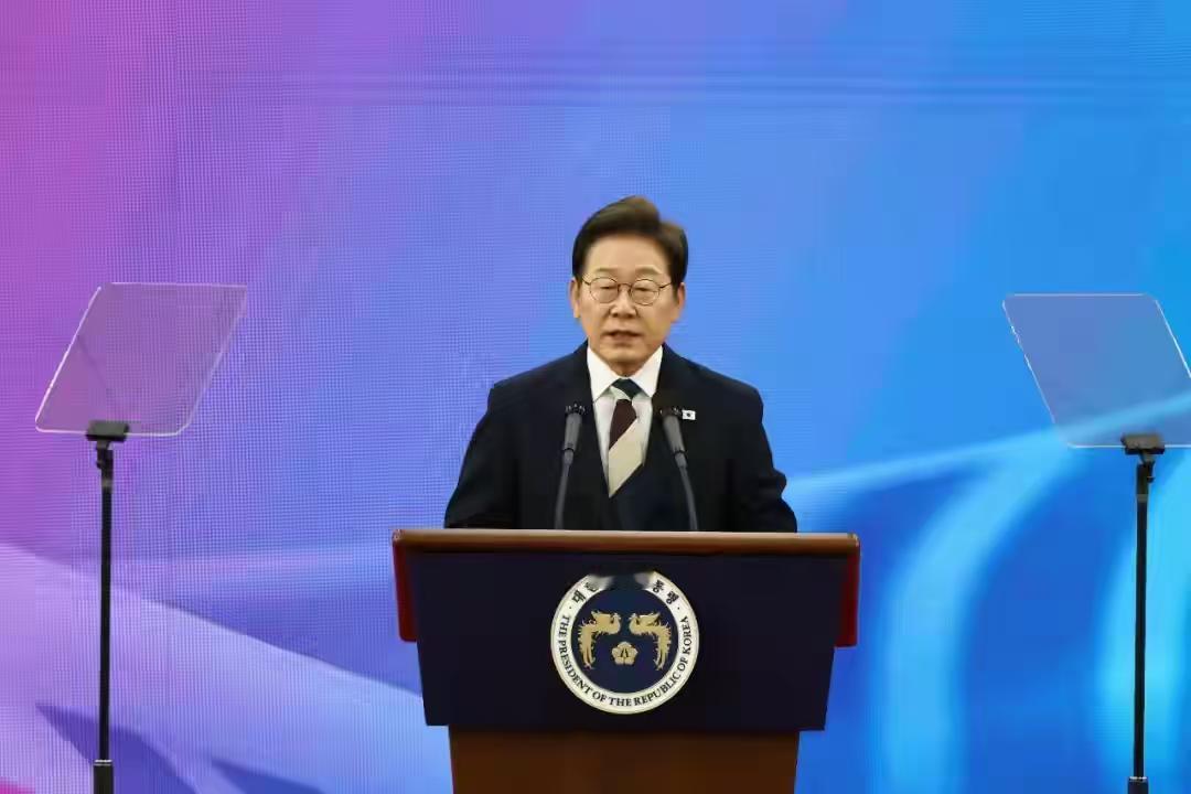 李在明真的很聪明，香港火灾后，他第一时间用韩、英、中三种语言发帖子，为遇难者祈福