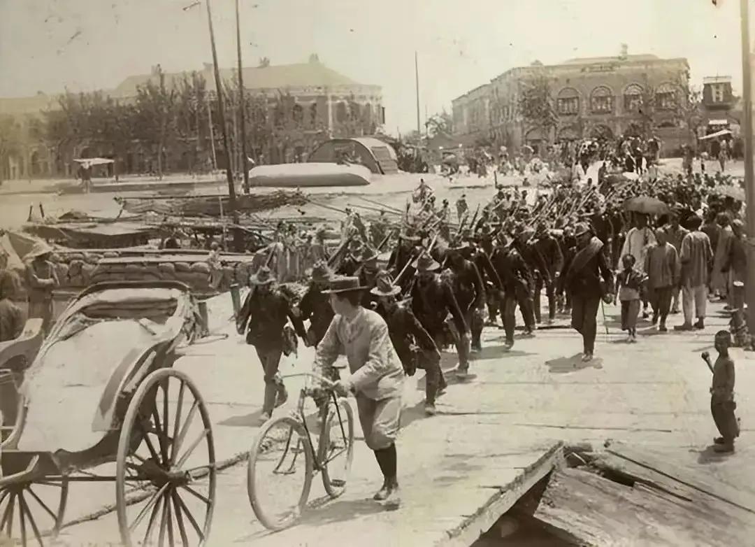1940年，几个日军拿起木槌将一个衣不裹体的中国姑娘活活砸死。随后，一个日军为了