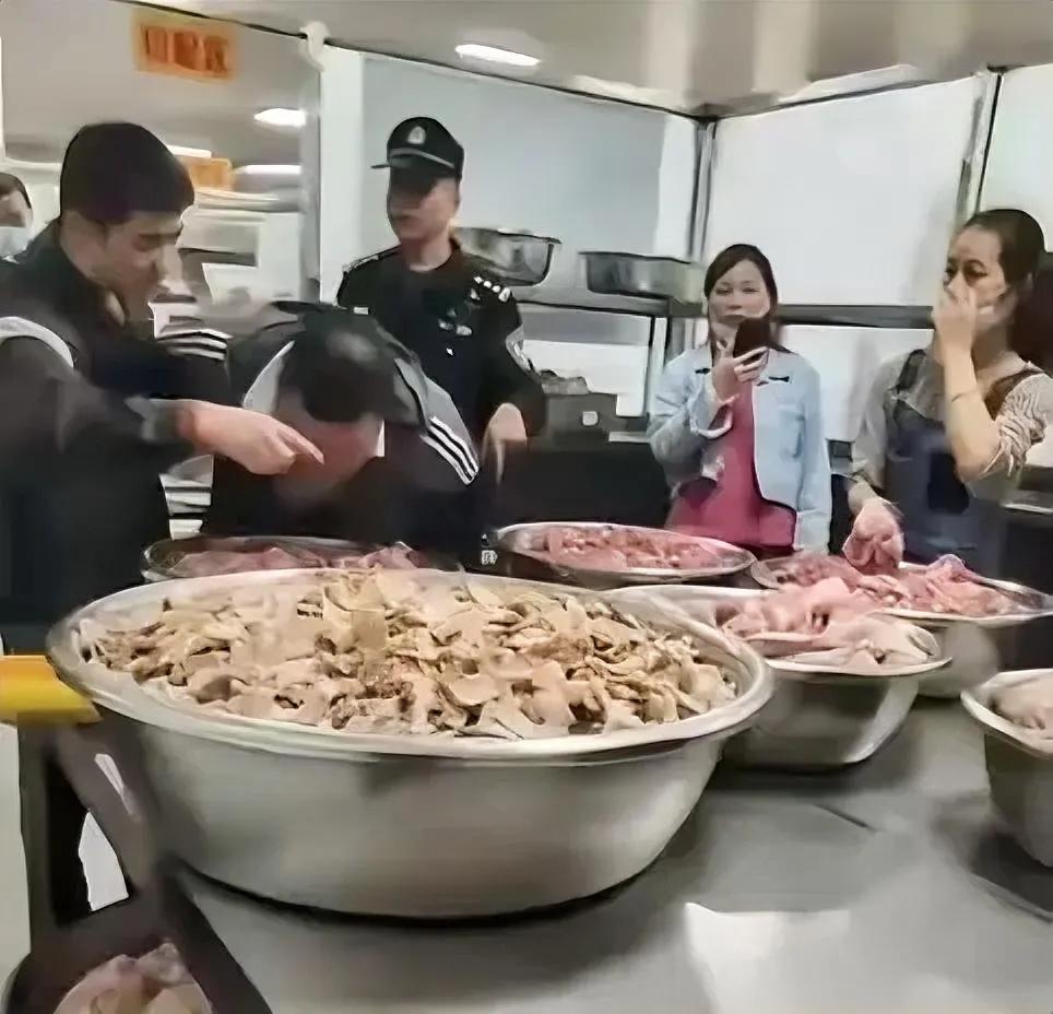 食堂恶臭食材事件的两大责任主体浮出水面。

首要问责的，是长丰学校，其在食堂管理