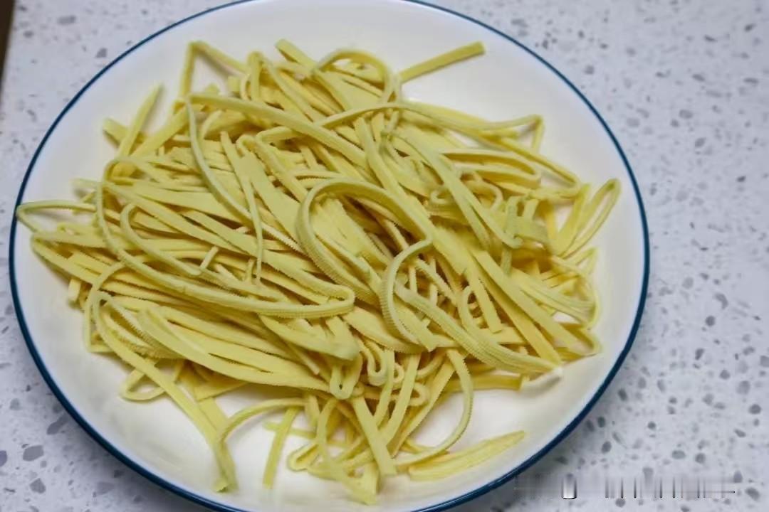 今晚纠结的晚饭难题，千张丝已经全部切好，一时拿不定主意，到底是炒肉丝，还是直接凉