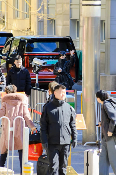 春晚氛围感拉满！春晚上班路透来啦！哇！除夕夜的春晚后台，满满都是年味与星光！李兰