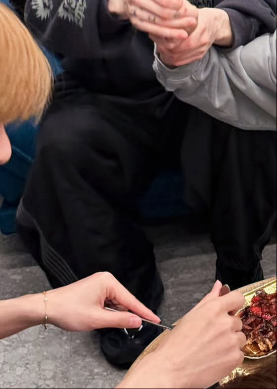 金泰亨 ✨金泰亨kpop永一 金色顺毛小乖猫💙眼睛完全没有离开美食呀 被小泰泰