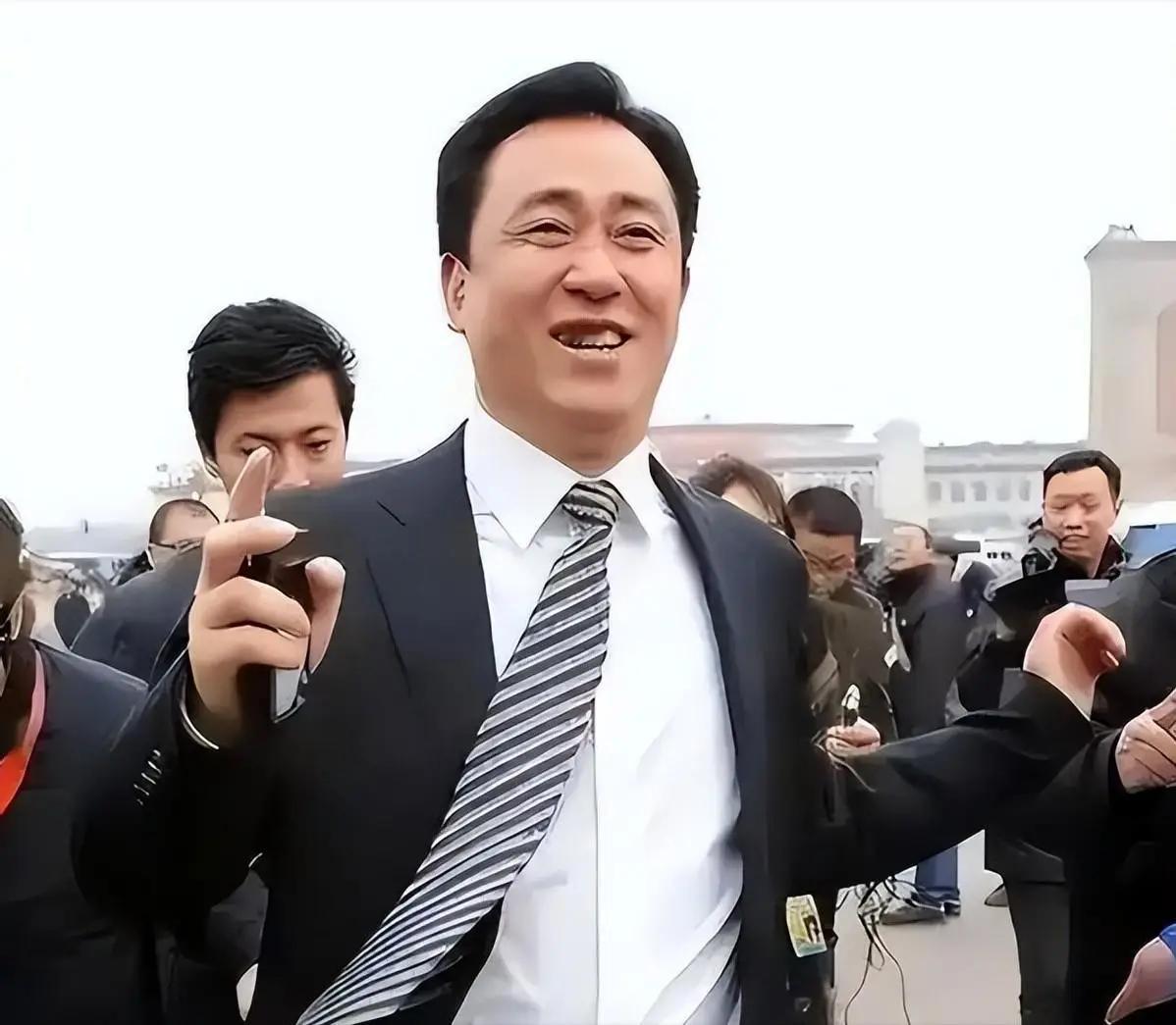 一起来回顾一下许家印这一路走来的时间线
1-多年前出身河南农村可以说家中赤贫，
