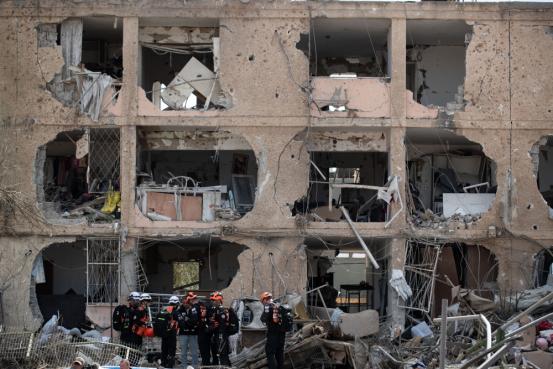 前一秒还和往常没两样，以色列南部的多个区域下一秒就被紧急事态笼罩，没有任何预警提