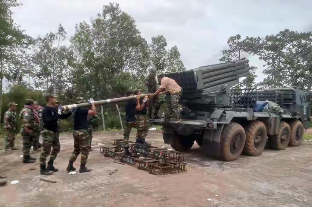 被柬军的中式火箭炮拖住，泰军放出话来，从海上锁住柬埔寨