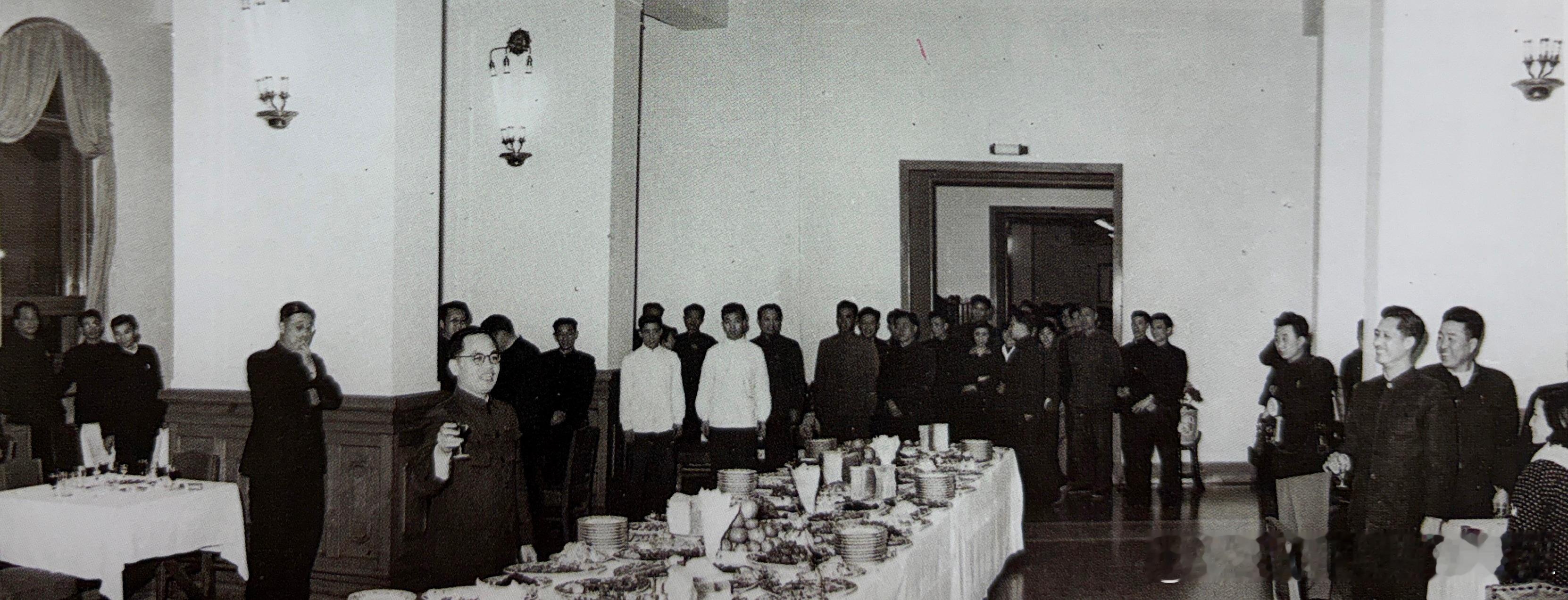 1961年12月新华社召开国内分社社长会议，本着实事求是、一切从实际出发的原则，