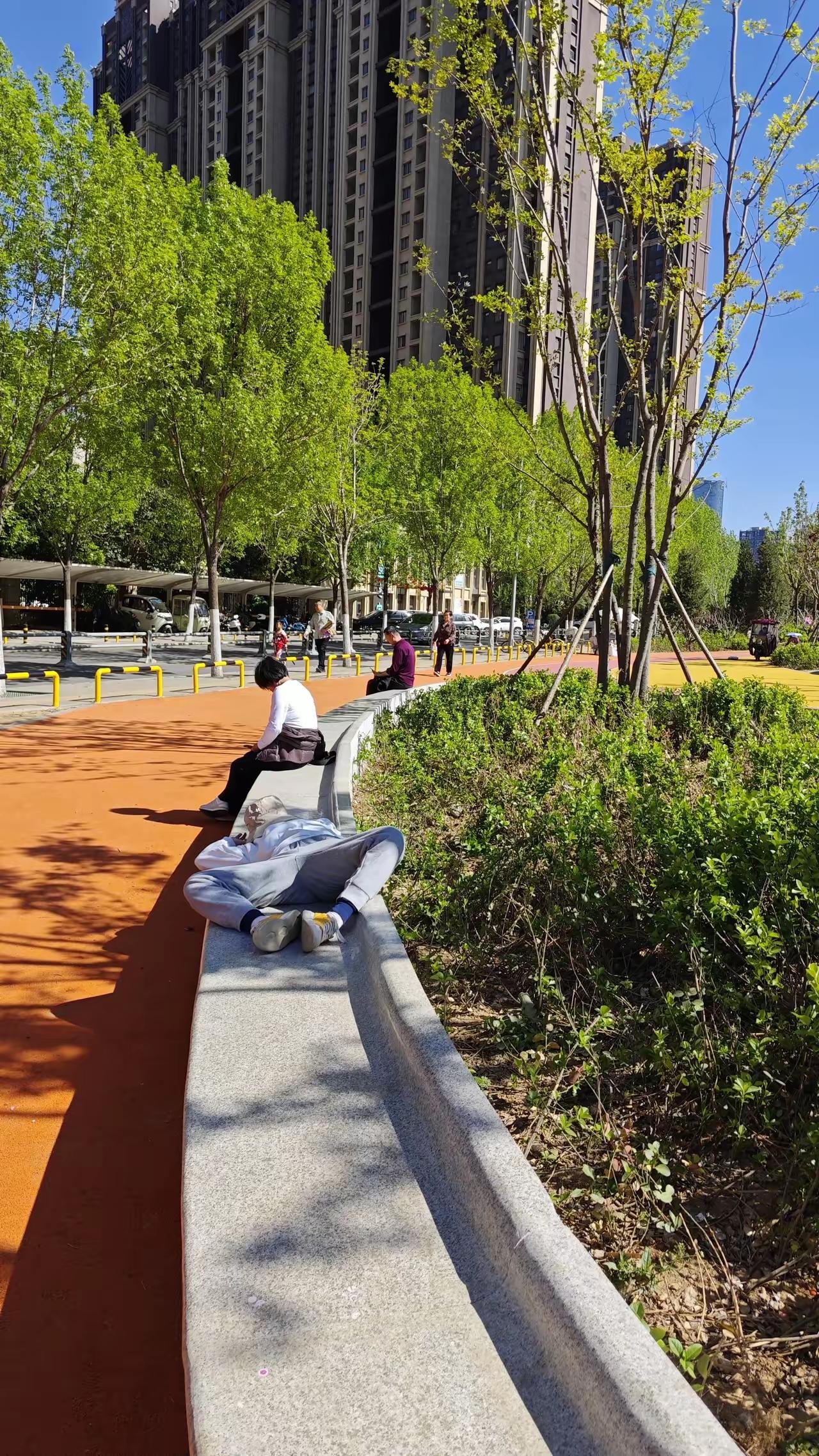 一位老中医令人彻悟的话：
晒太阳出汗和运动出汗是不一样的
​晒太阳出汗，是太阳的