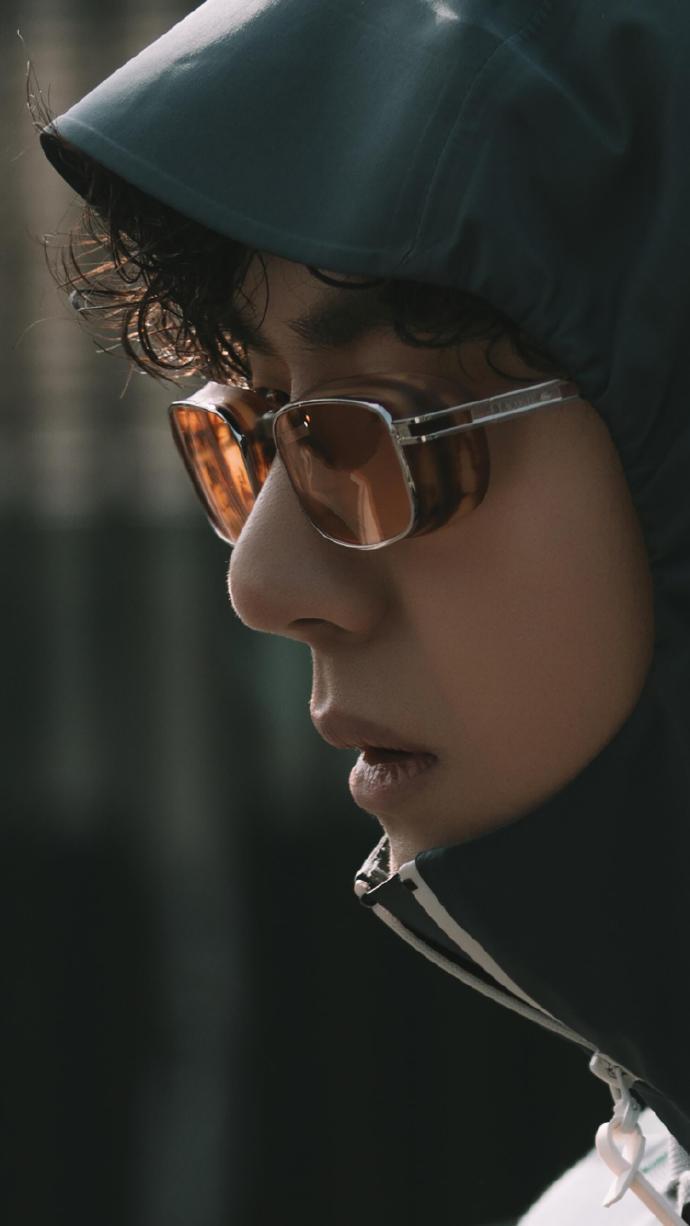 奇怪，我的嘴角看到王一博就疯狂流眼泪