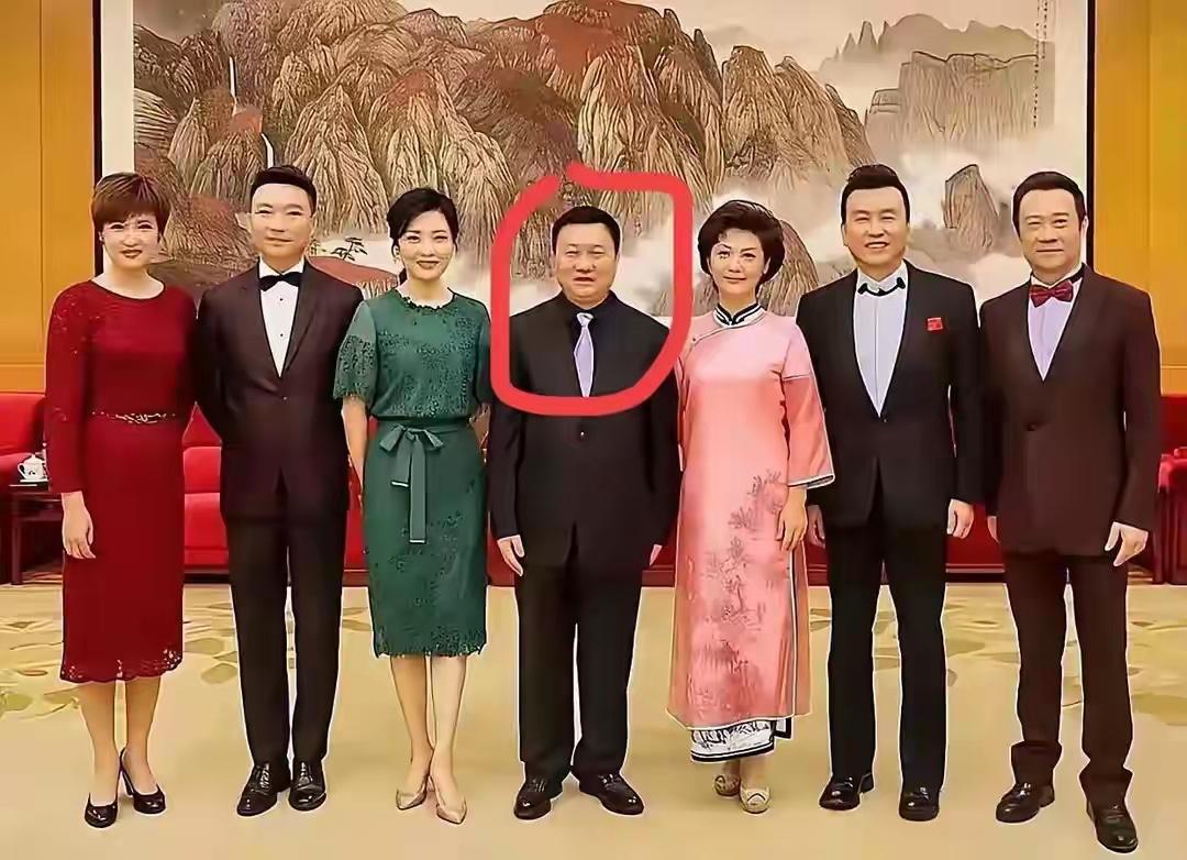 央视主持人合影，能站在C位的是谁？