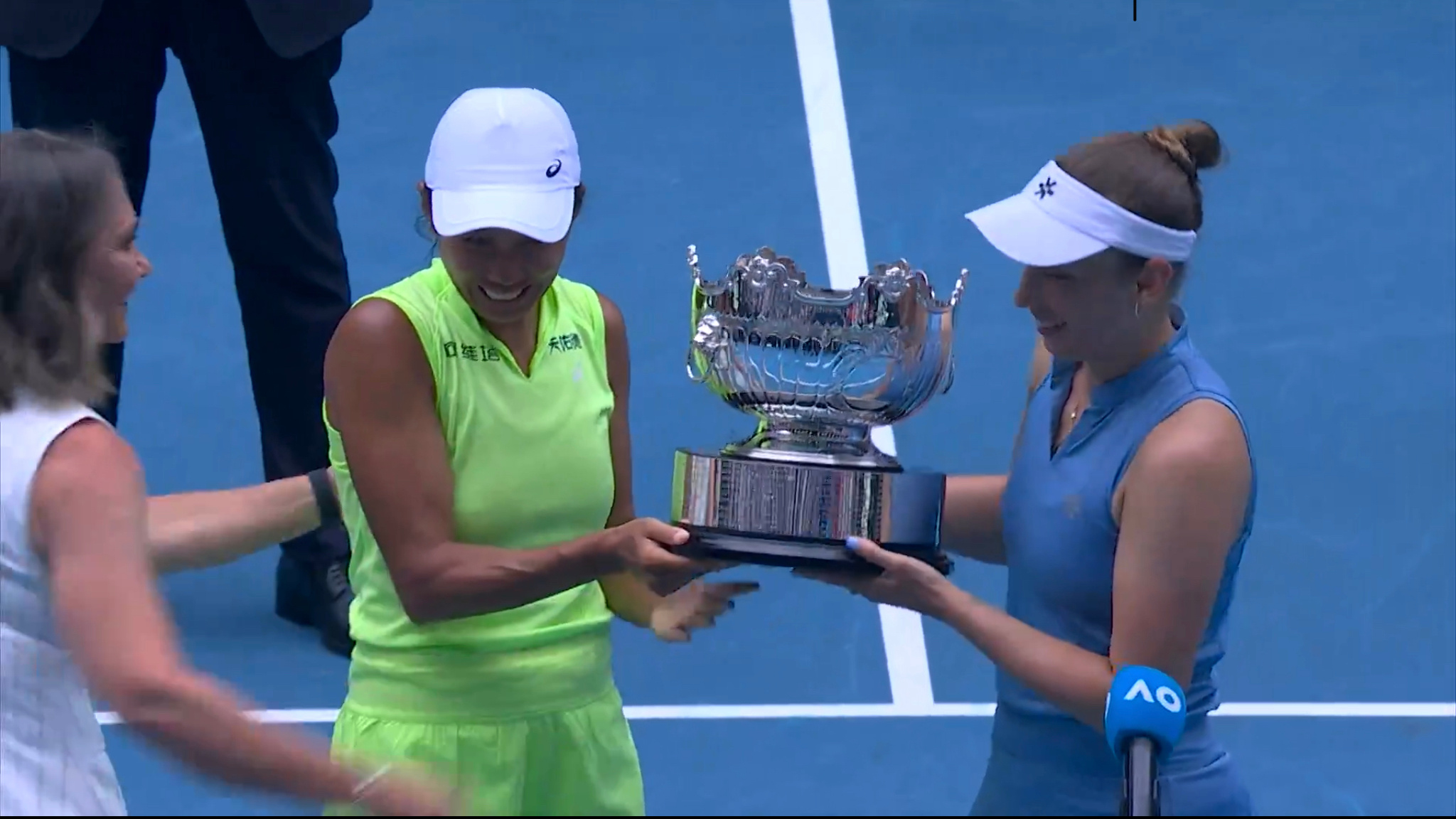 斯托瑟来颁奖，两任冠军搭档同框啦张帅夺澳网女双第二冠张帅梅尔滕斯夺澳网女双冠军澳