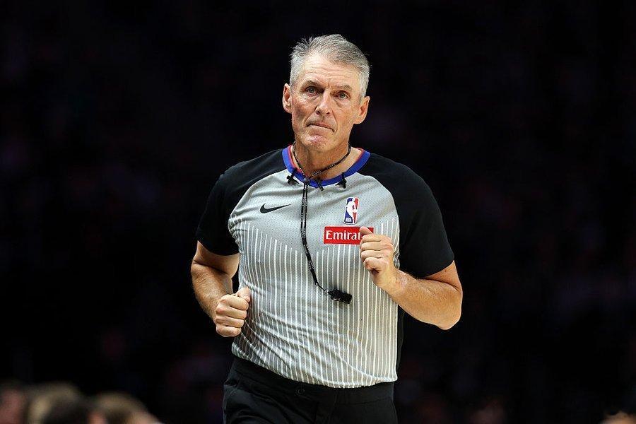 NBA 宣布斯科特·福斯特将担任明天总决赛五场比赛的裁判长。这是他自 2021 