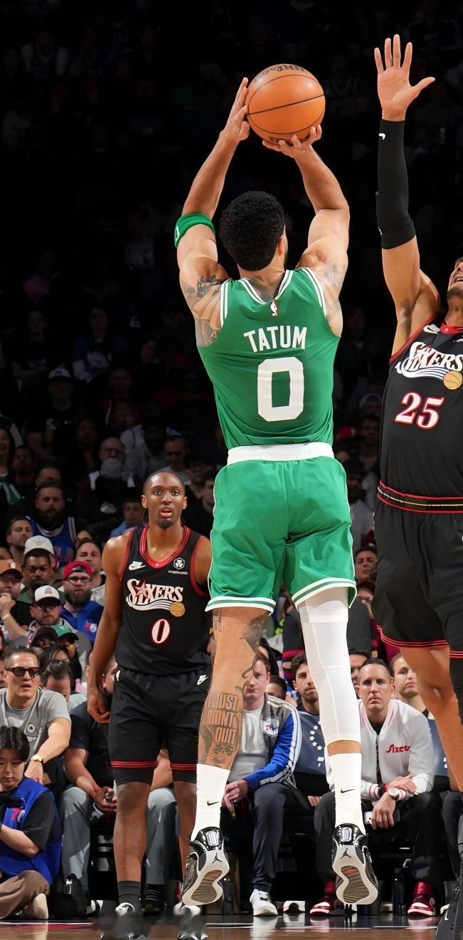 上半场7中1拿到5分&三分4中0下半场9中7独砍25分&三分6中5全场贡献30分