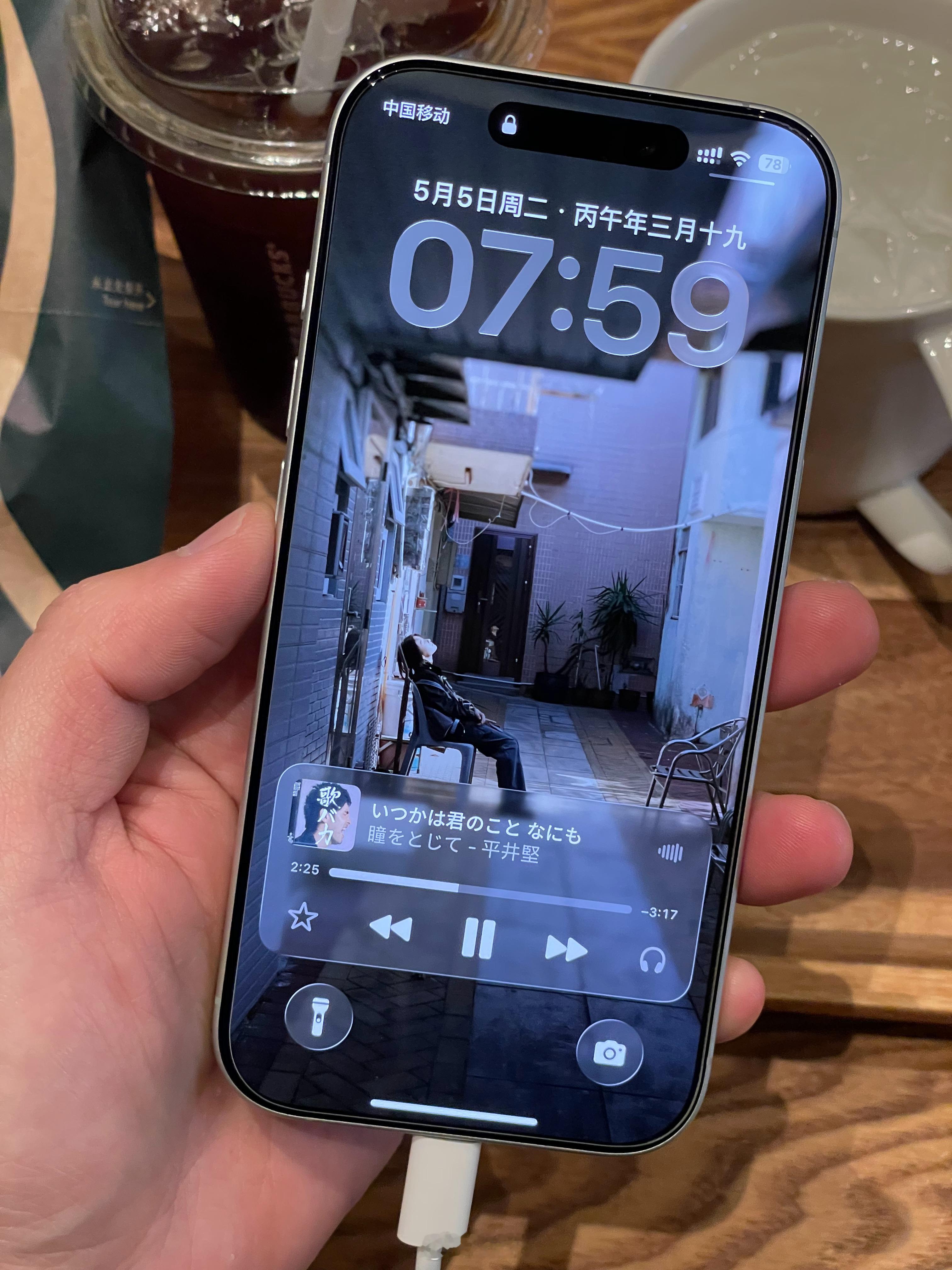 不管有没有更新大彬子都每天记录着大彬子已经活成了一颗树每天早睡早起喝冰美式 晒太